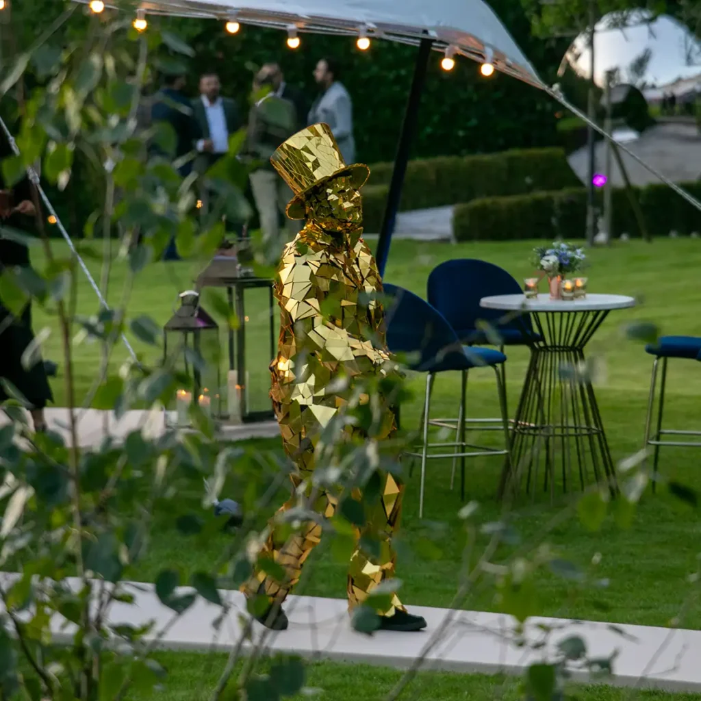 Gold mirrored performer
