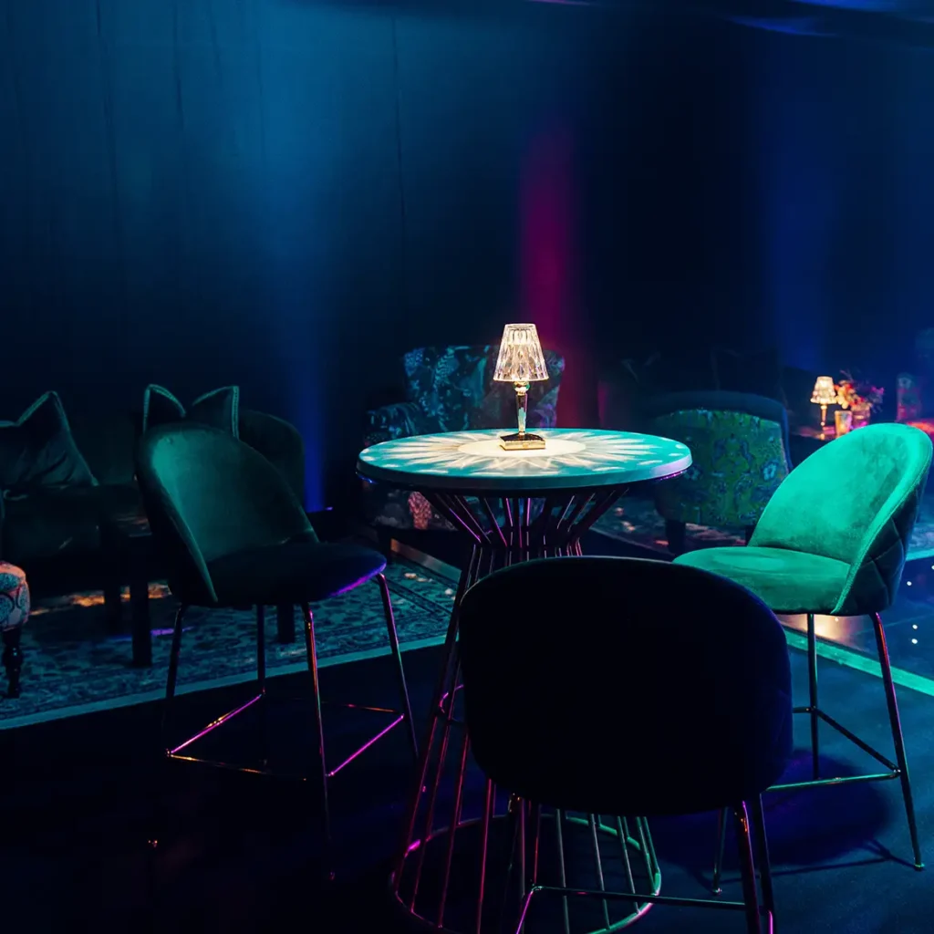 Poseur tables