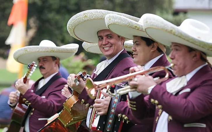 A mariachi band fits perfectly with the fiesta corporate summer party theme